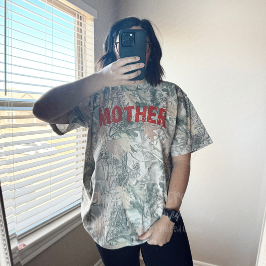 PRINTED MOTHER ON CAMO TEE